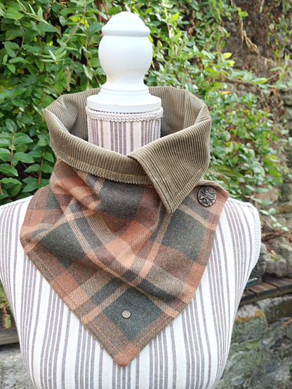 Tour de cou tartan écossais doublé velours vert mousse et bouton de collection vintage houx