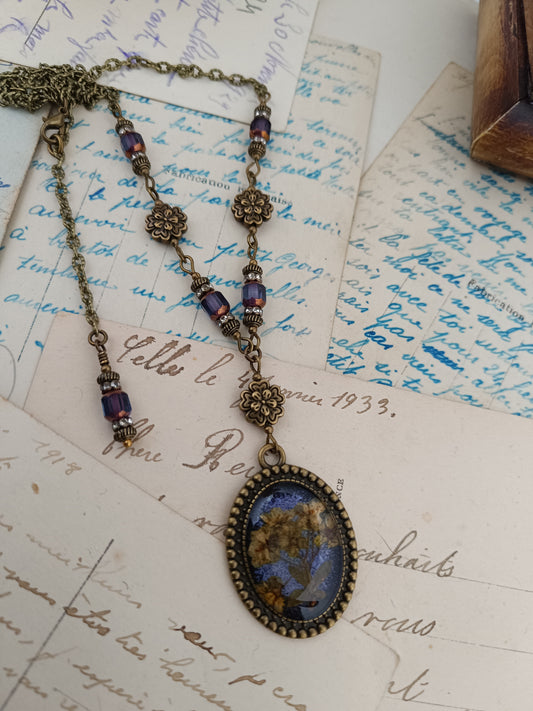 Collier Vintage Romantique Médaillon Artisanal Fleurs Séchées Fond Dark Violet 3 x 2,5 cm