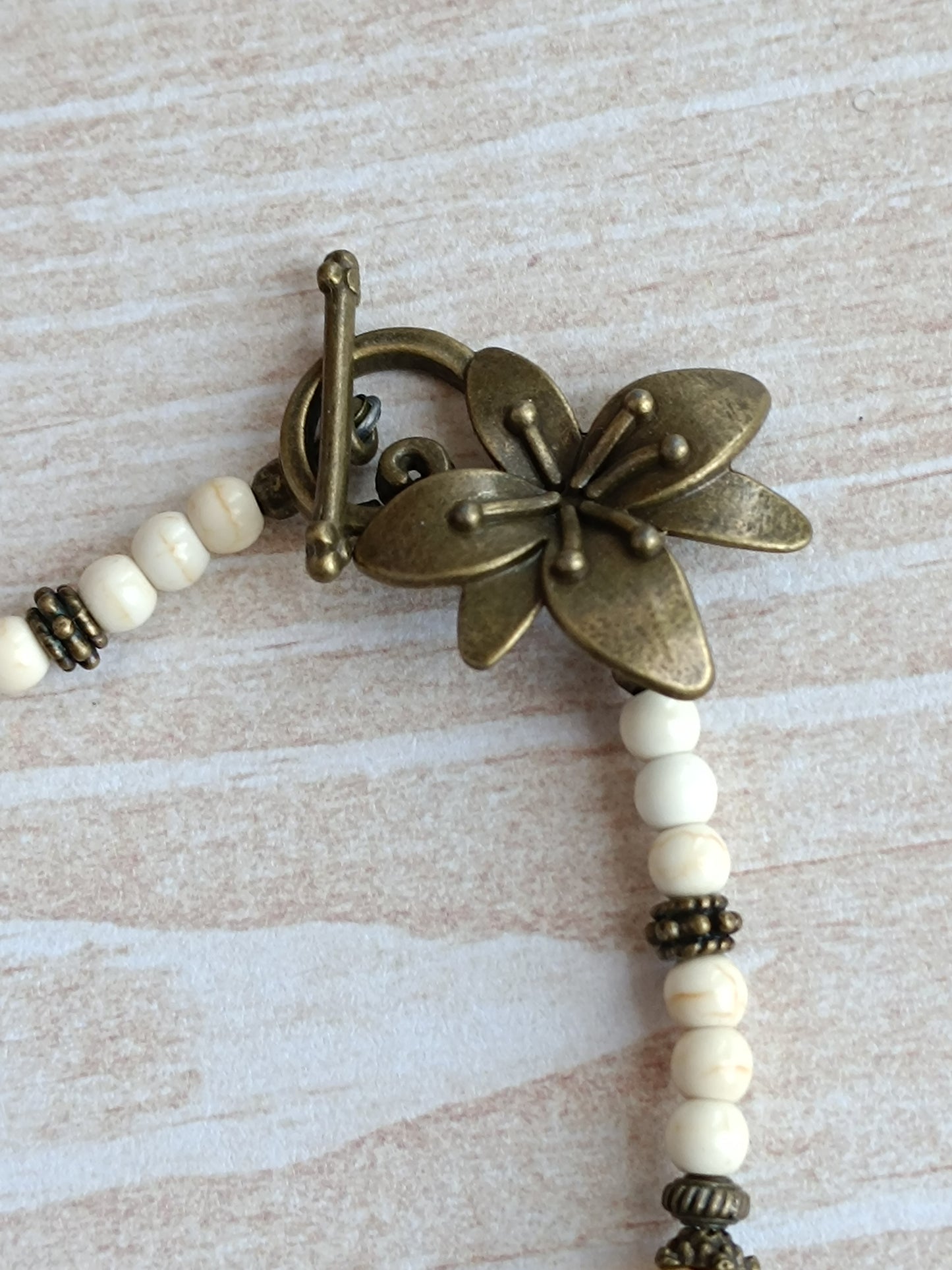 Collier Bohème Ethnique – Feuille Marron & Howlite Blanche