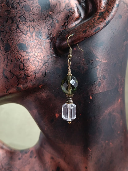 Boucles d'oreilles pendantes perles de verre tchèque asymétriques style vintage modernisé