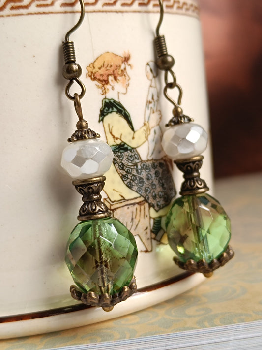 Boucles d'oreilles pendantes perles verre tchèque vertes effet fumé bronze antique