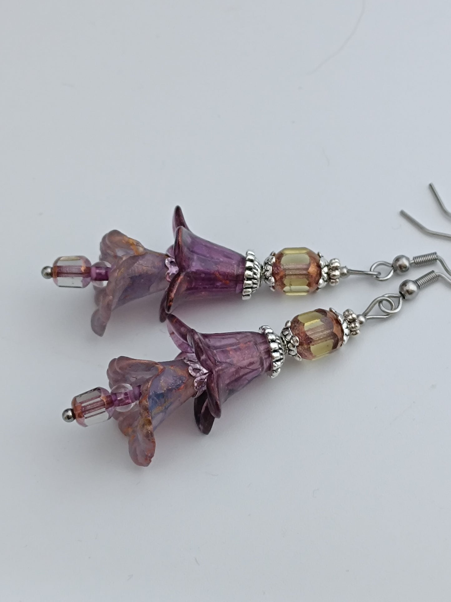 Boucles d'oreilles fleurs acrylique givrée, perles de verre tchèque, acier inoxydable
