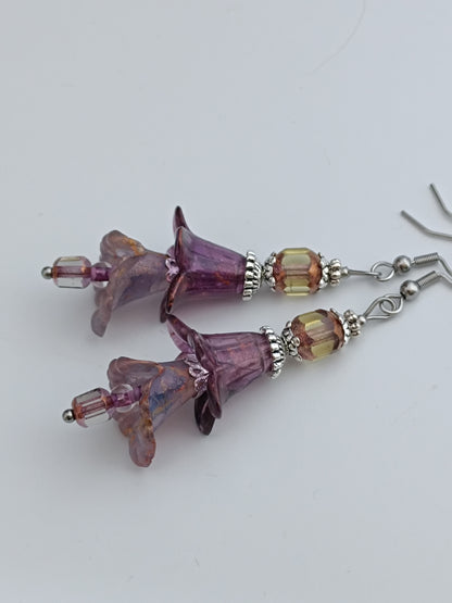 Boucles d'oreilles fleurs acrylique givrée, perles de verre tchèque, acier inoxydable