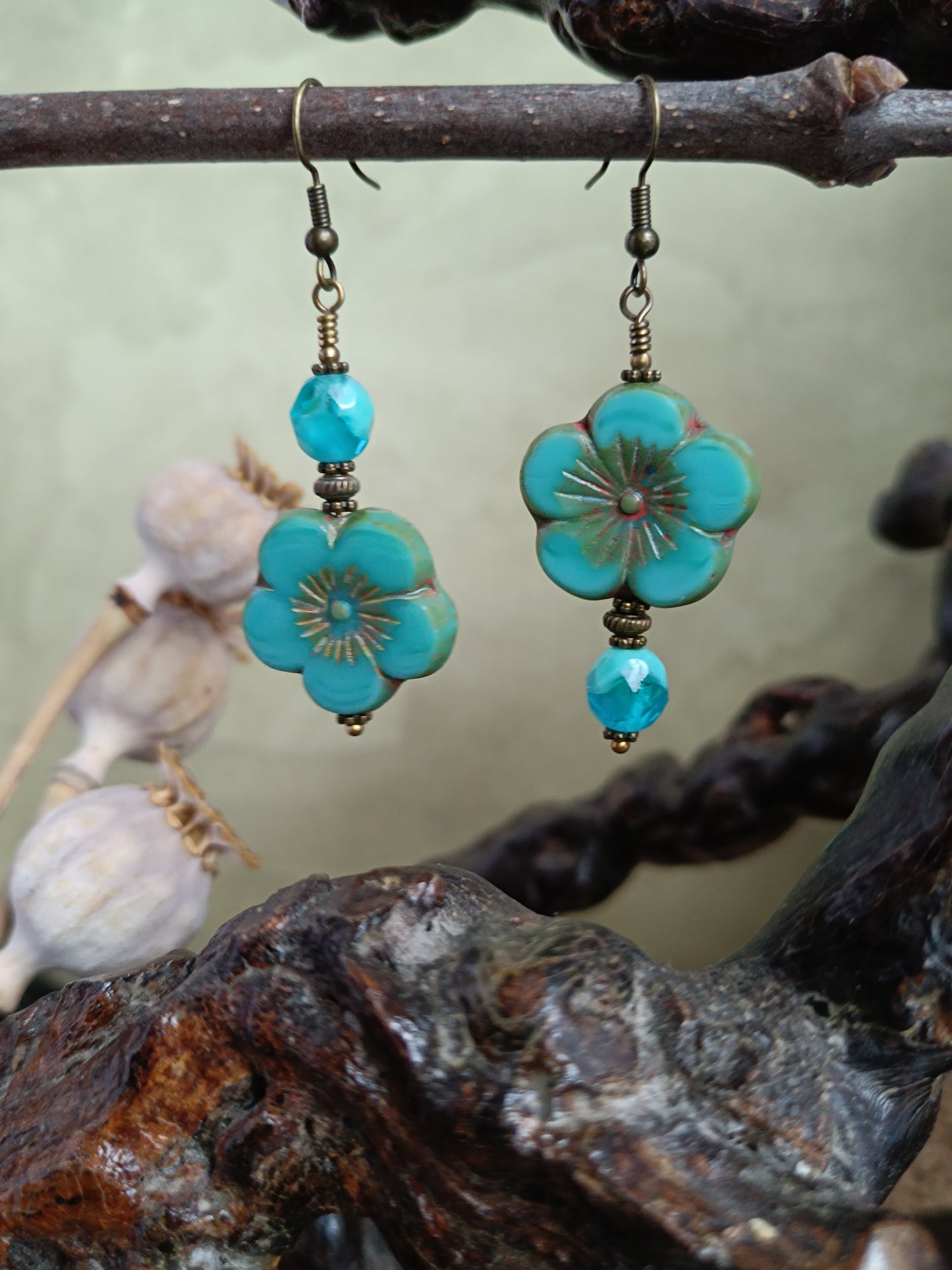 Boucles d'oreilles pendantes fleurs perles de verre tchèque asymétriques végétales bohèmes