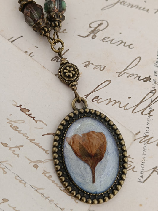 Collier Vintage Romantique Médaillon Artisanal Fleur de Cerisier Fond Bleu Vert Irisé 3 x 2,5 cm