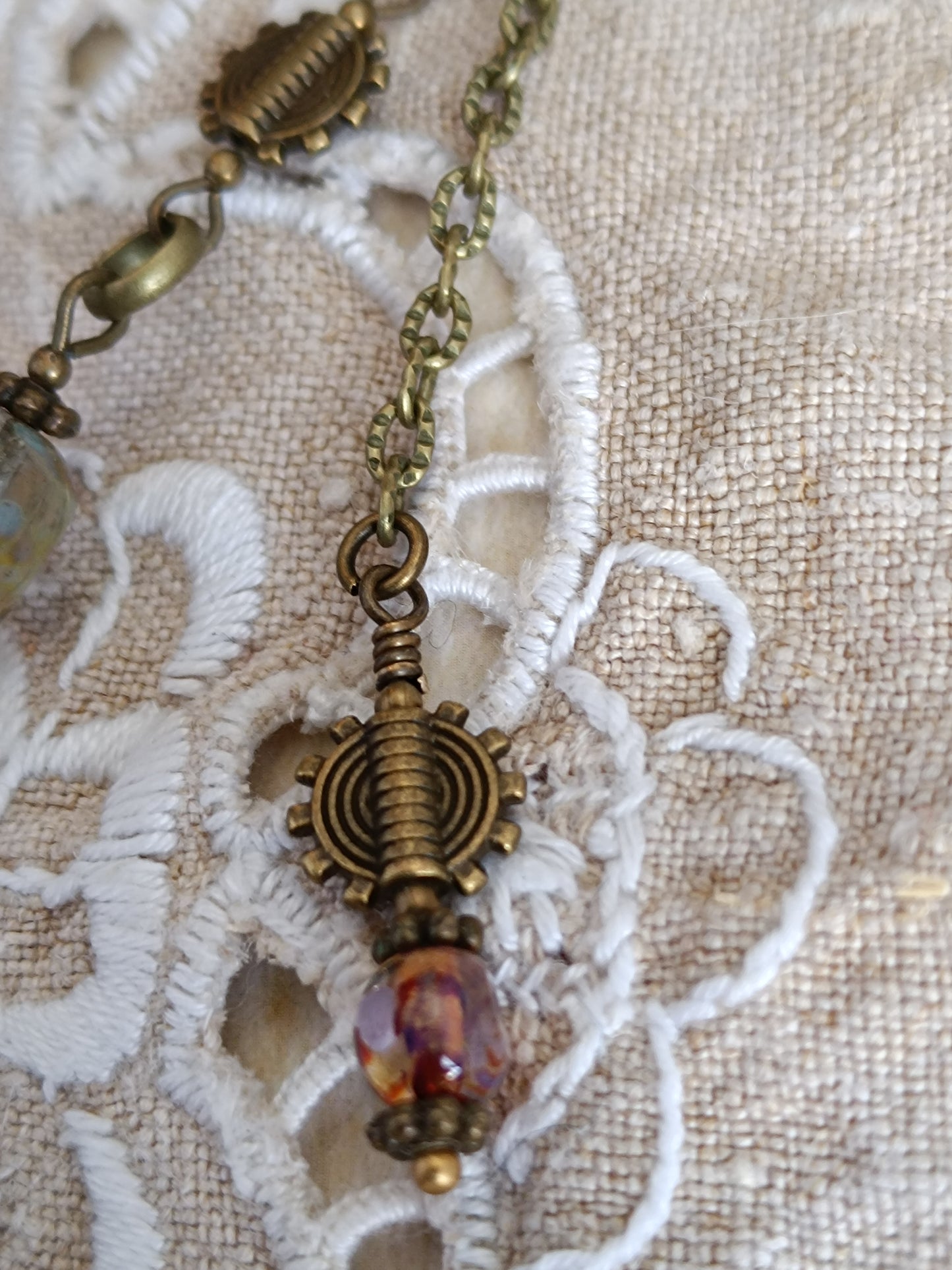 Collier Steampunk Perles de Verre Tchèque Pendentif Cabochon Résine Époxy Bronze Artisanal