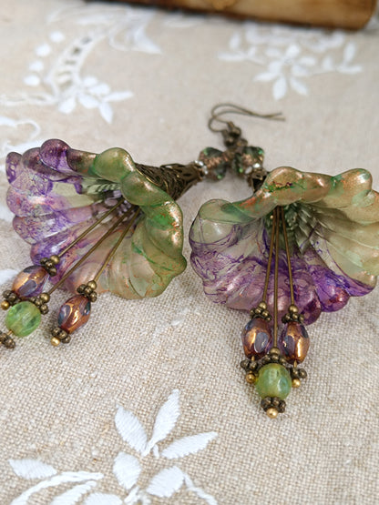 Boucles d'Oreilles Pendantes Féeriques Vertes et Violettes Fleurs Acrylique Perles Verre Tchèque XXL