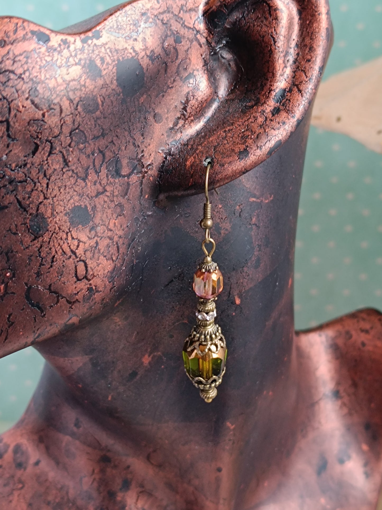 Boucles d'Oreilles Pendantes Victoriennes Verre Facetté Vert Olive Jonquille Bronze Antique