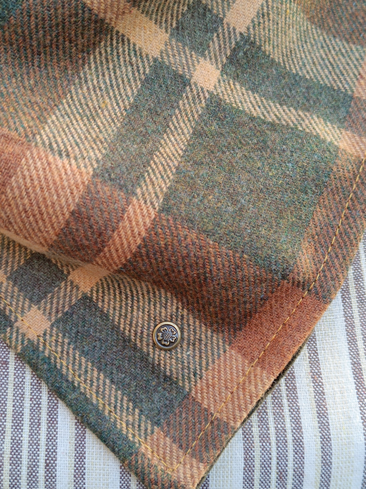 Tour de cou tartan laine vert ocre marron doublé velours brun foncé et bouton moderne abeille