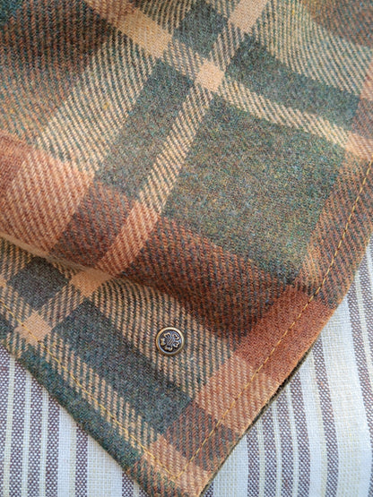 Tour de cou tartan laine vert ocre marron doublé velours brun foncé et bouton moderne abeille