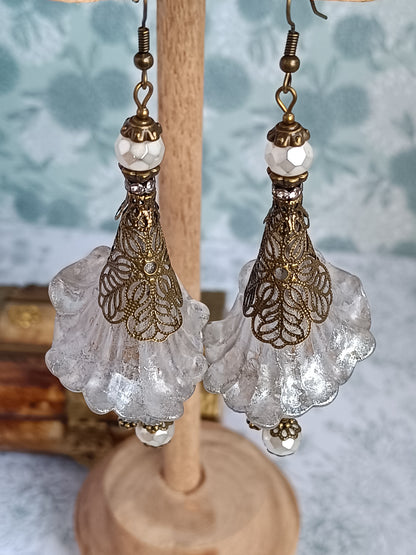 Boucles d'Oreilles Fleurs Lucite XXL Blanches - Édition Pure - Perles Verre Tchèque