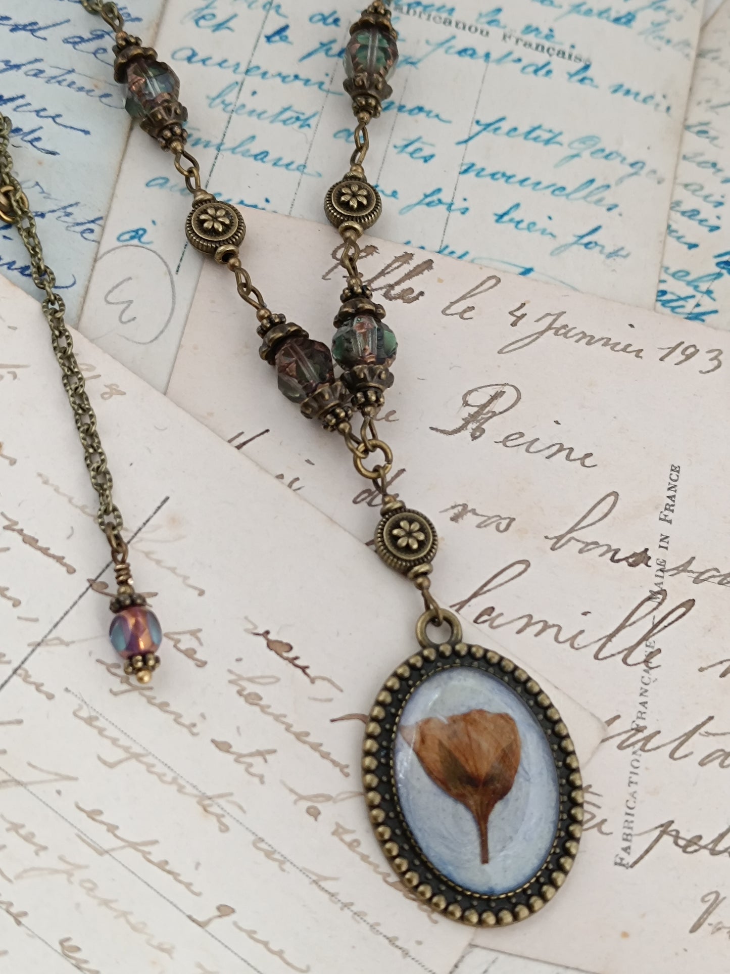 Collier Vintage Romantique Médaillon Artisanal Fleur de Cerisier Fond Bleu Vert Irisé 3 x 2,5 cm