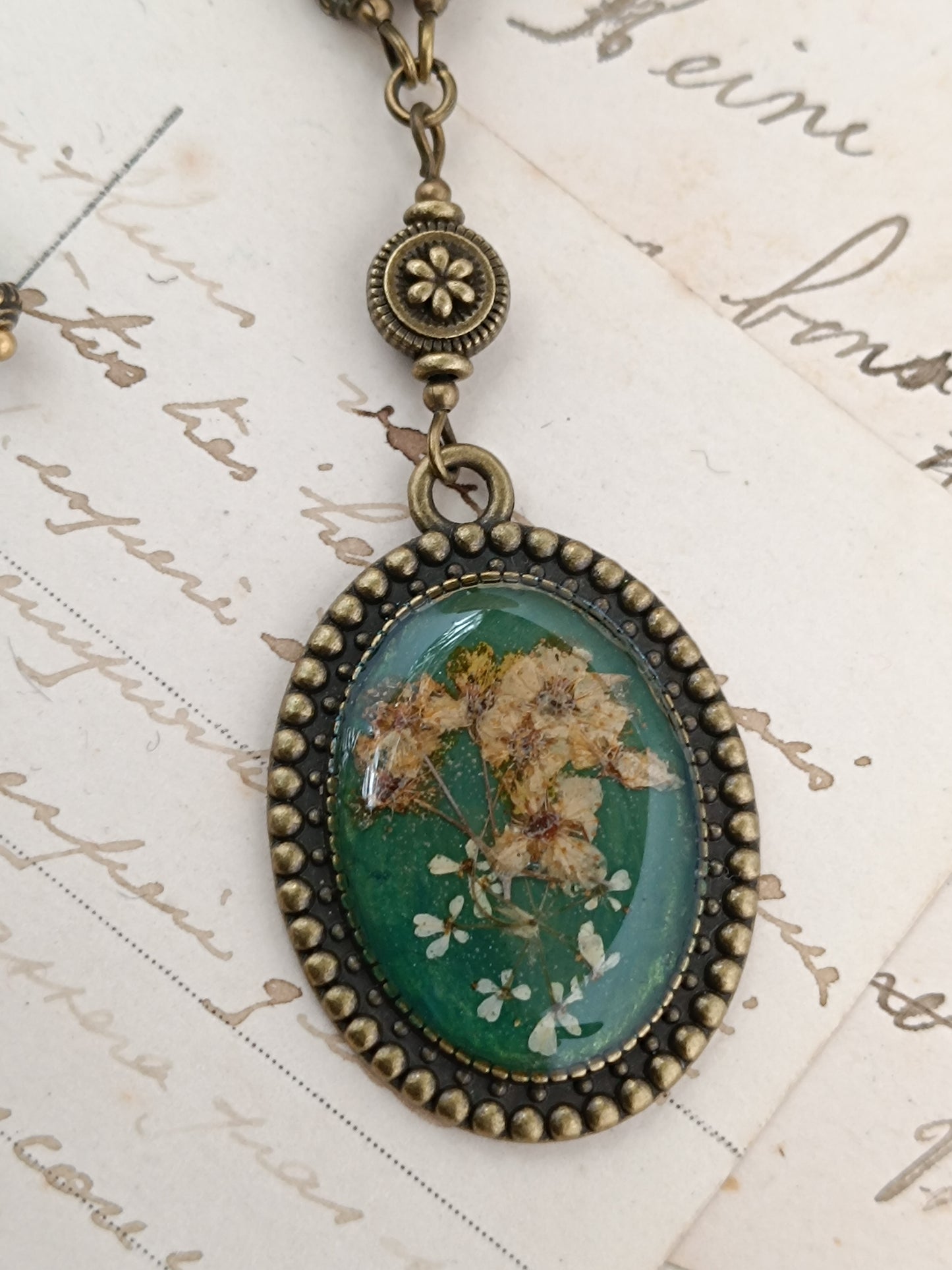 Collier Vintage Romantique Médaillon Artisanal Fleurs Séchées Fond Vert 3 x 2,5 cm