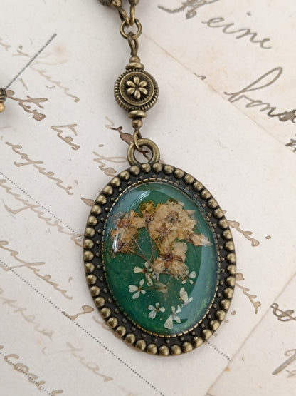 Collier Vintage Romantique Médaillon Artisanal Fleurs Séchées Fond Vert 3 x 2,5 cm