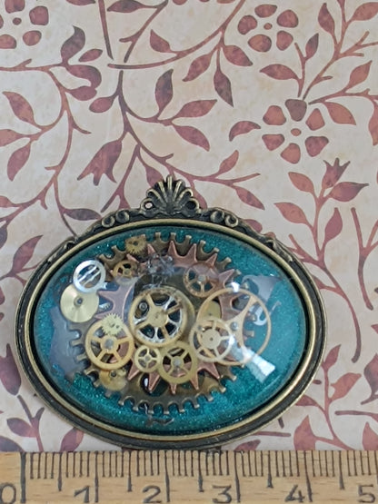 Broche Steampunk Cabochon Horizontal – Résine Époxy, Fond vert , Engrenages Authentiques