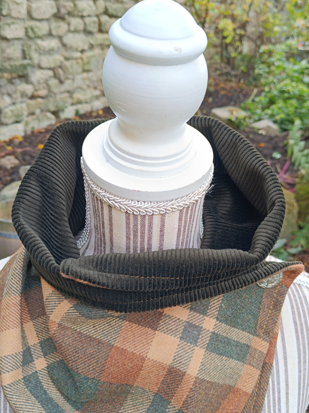 Tour de cou tartan écossais en laine et velours avec bouton dragon chimère