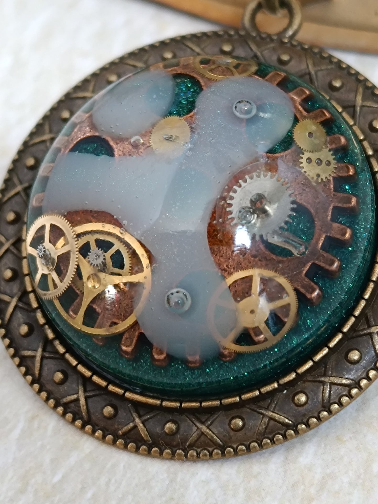 Collier Steampunk Chapelet Perles de Verre Tchèque Pendentif Cabochon Vert Résine Époxy Bronze Artisanal