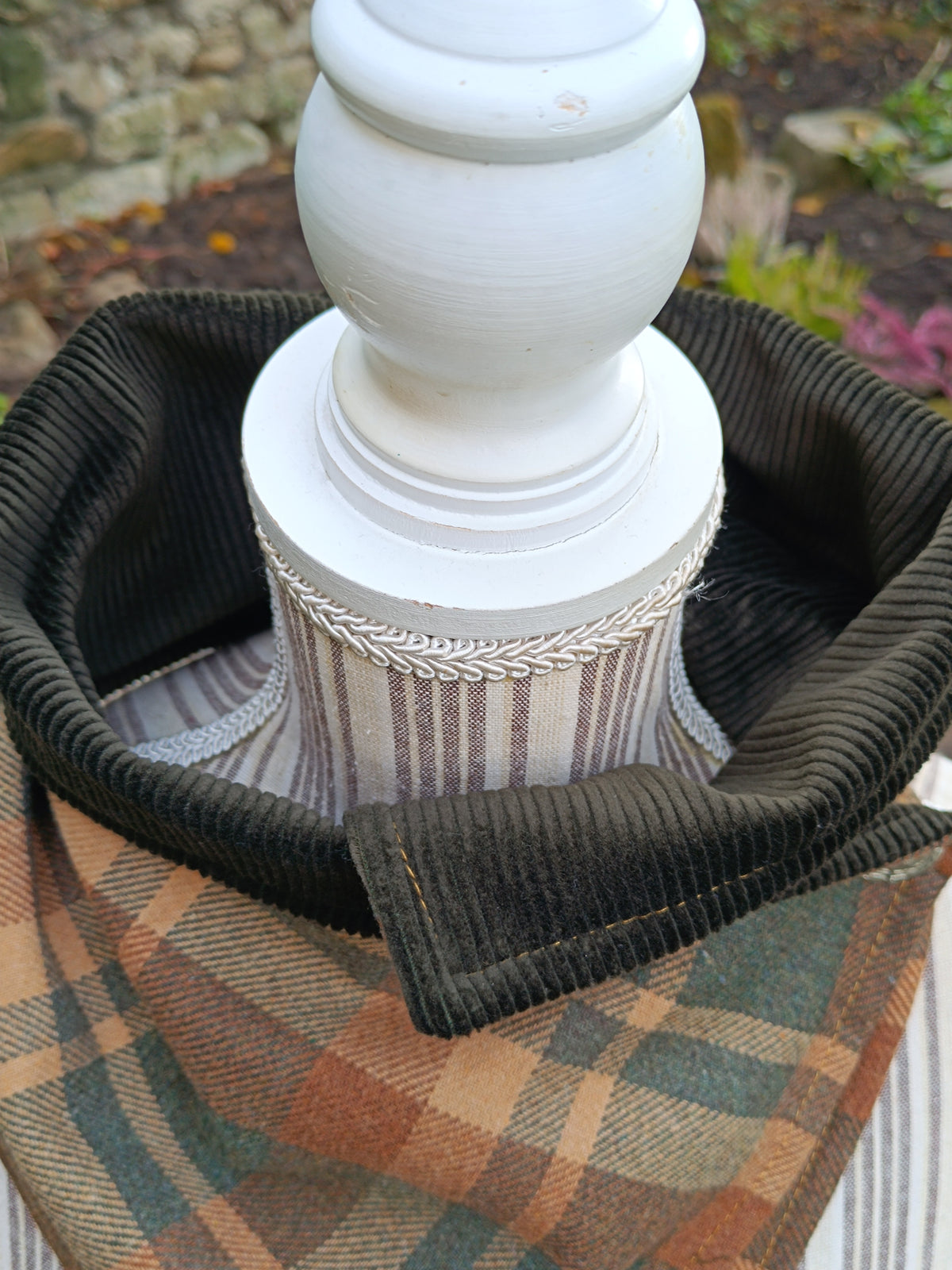 Tour de cou tartan écossais en laine et velours avec bouton dragon chimère