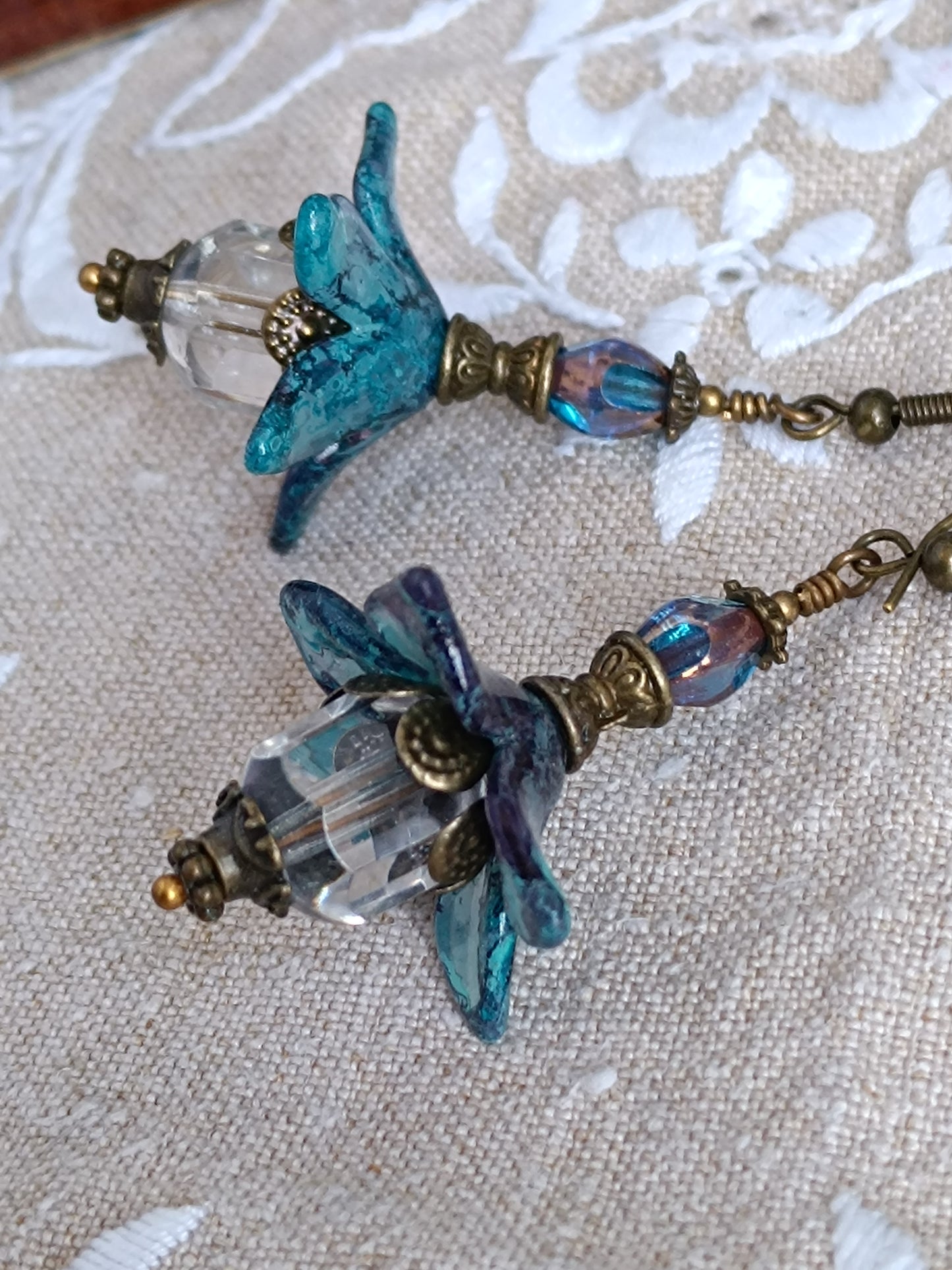 Boucles d'oreilles pendantes fleurs féeriques bleues et perles verre tchèques cristal