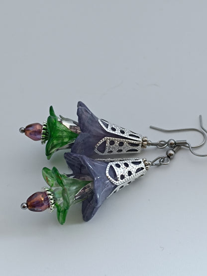 Boucles d'oreilles fleurs acrylique givrée, perles de verre tchèque, acier inoxydable