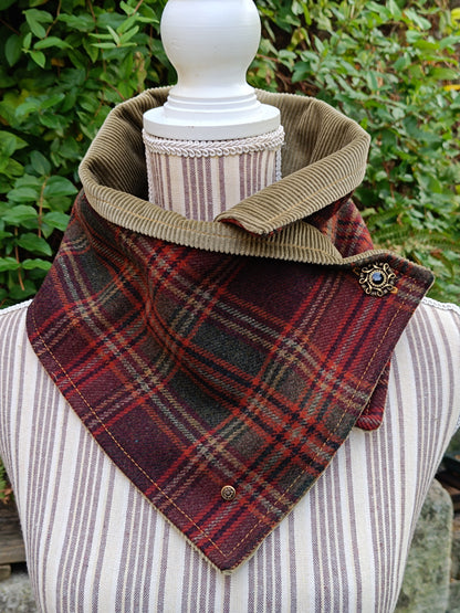 Tour de cou tartan laine bordeaux vert ocre doublé velours mousse et bouton celtique