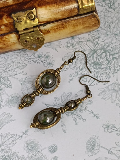 Boucles Oreilles Asymétriques Perles Verre Tchèque Vert Laiton Bronze Fait Main