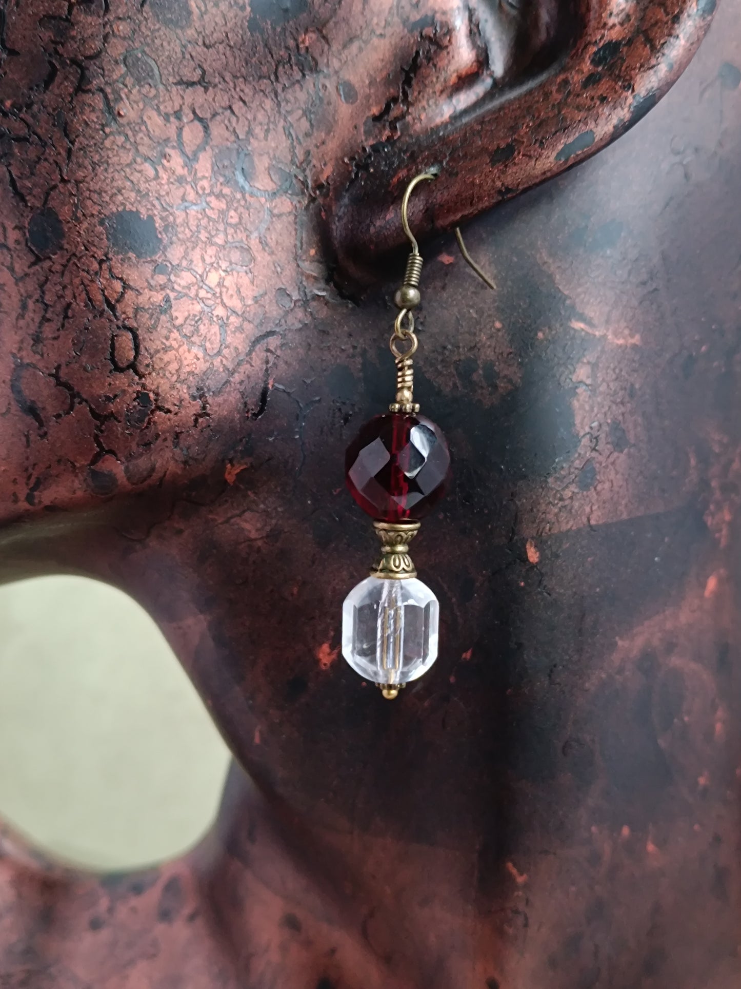 Boucles d'oreilles pendantes perles de verre tchèque asymétriques style vintage modernisé