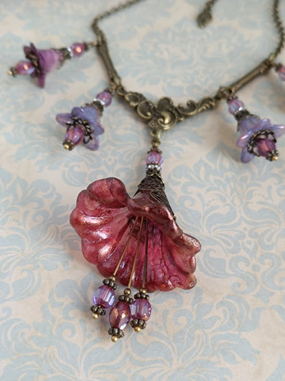 Rêveries Florales Collier fairycore romantique en bronze antique, fleurs lucite peintes main, perles lanternes verre tchèque