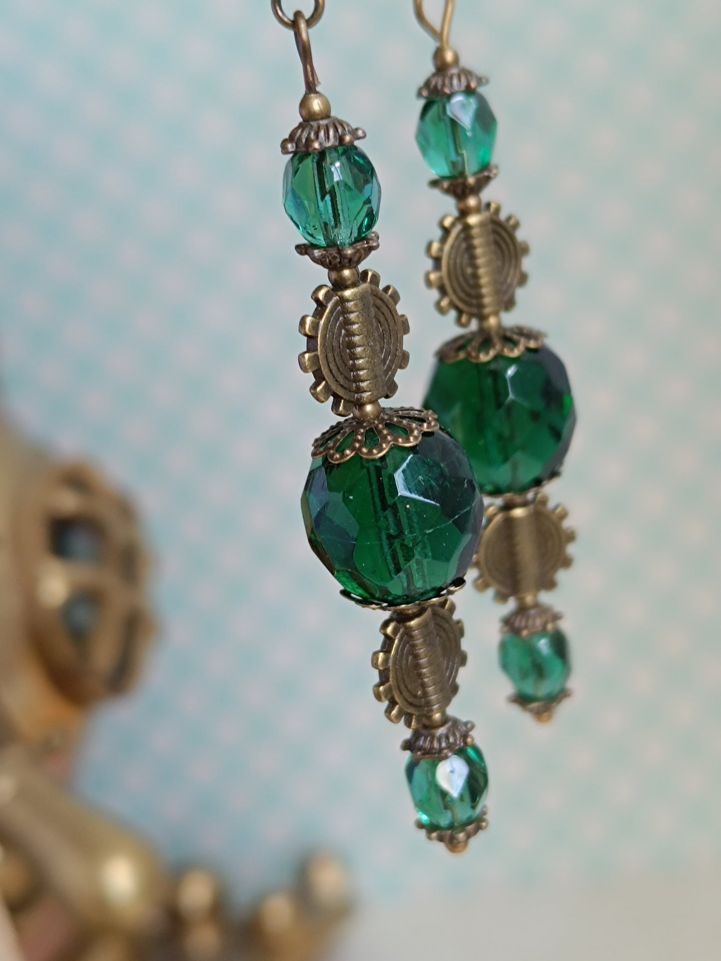 Ensemble Collier et Boucles d'Oreilles Steampunk Perles de Verre Tchèque Vertes Pendentif Cabochon Bronze Artisanal