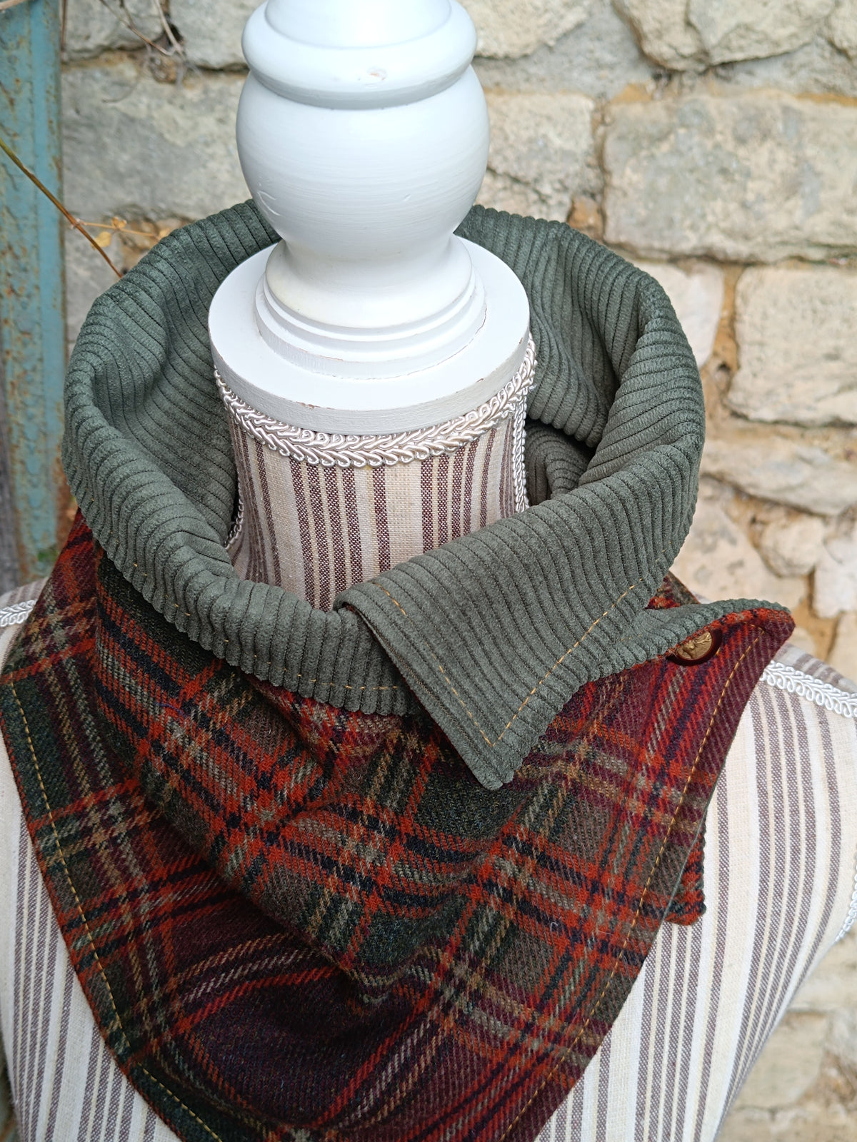 Tour de cou en laine tartan bordeaux, velours kaki et bouton cerf champêtre