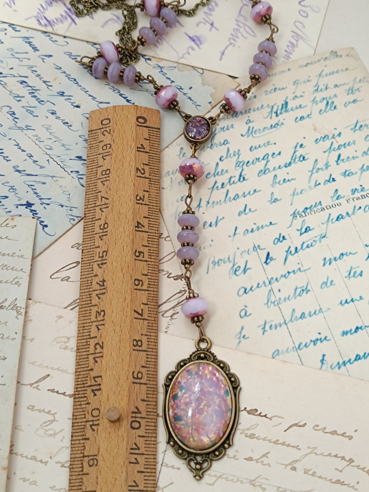 Collier Pendentif Vintage "Éclat Confetti" en Laiton et Verre Bohème