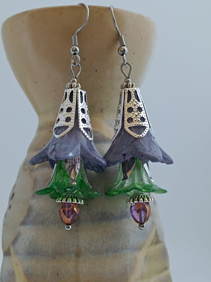 Boucles d'oreilles artisanales avec fleurs en acrylique givrée peintes à la main, perles de verre tchèque et métal argenté, crochets acier inoxydable