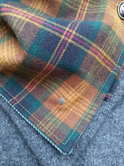 Tour de Cou Boutonné en Tartan Étreinte Textile & Poésie de Saison, réservé