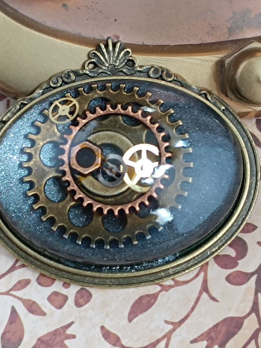 Broche Steampunk "Œil du Temps" cabochon horizontal résine époxy