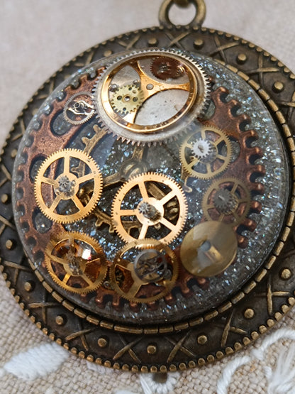 Collier Steampunk Perles de Verre Tchèque Pendentif Cabochon Résine Époxy Bronze Artisanal