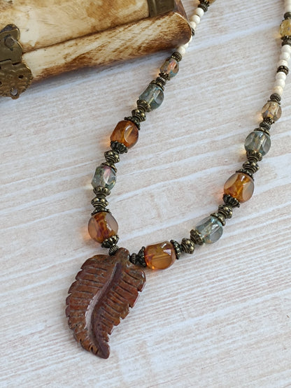 Collier Bohème Ethnique – Feuille Marron & Howlite Blanche