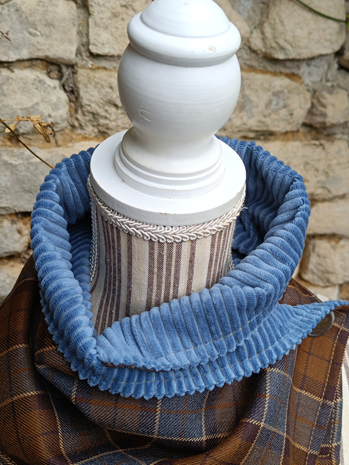Tour de cou tartan écossais pure laine velours côtelé bleu et bouton vintage autrichien