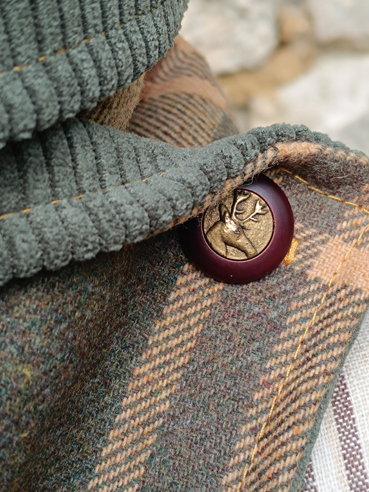 Tour de cou en laine tartan forestier, velours sauge et bouton cerf