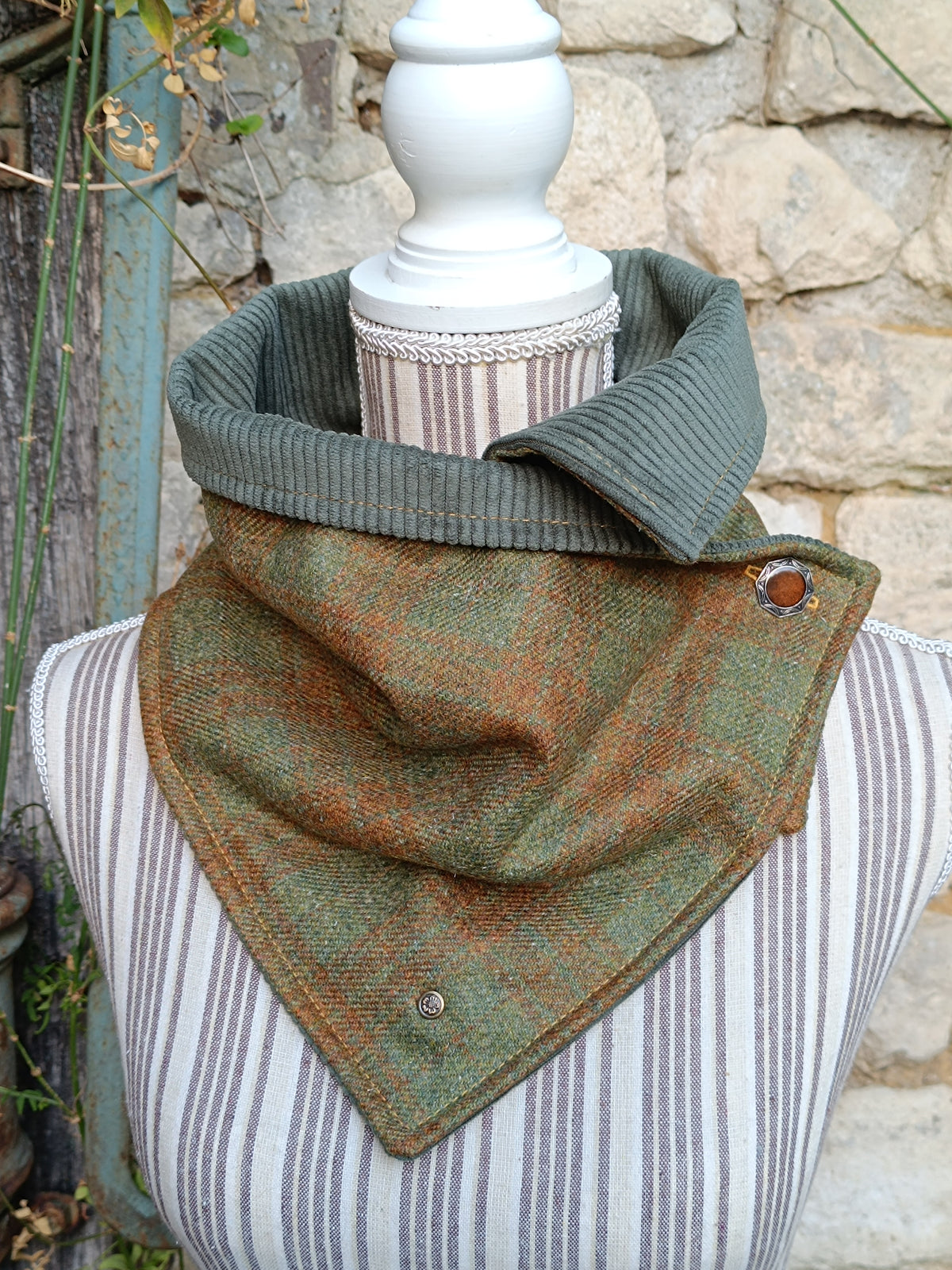 Tour de cou femme en cachemire tartan vert et marron, bouton octogonal brun