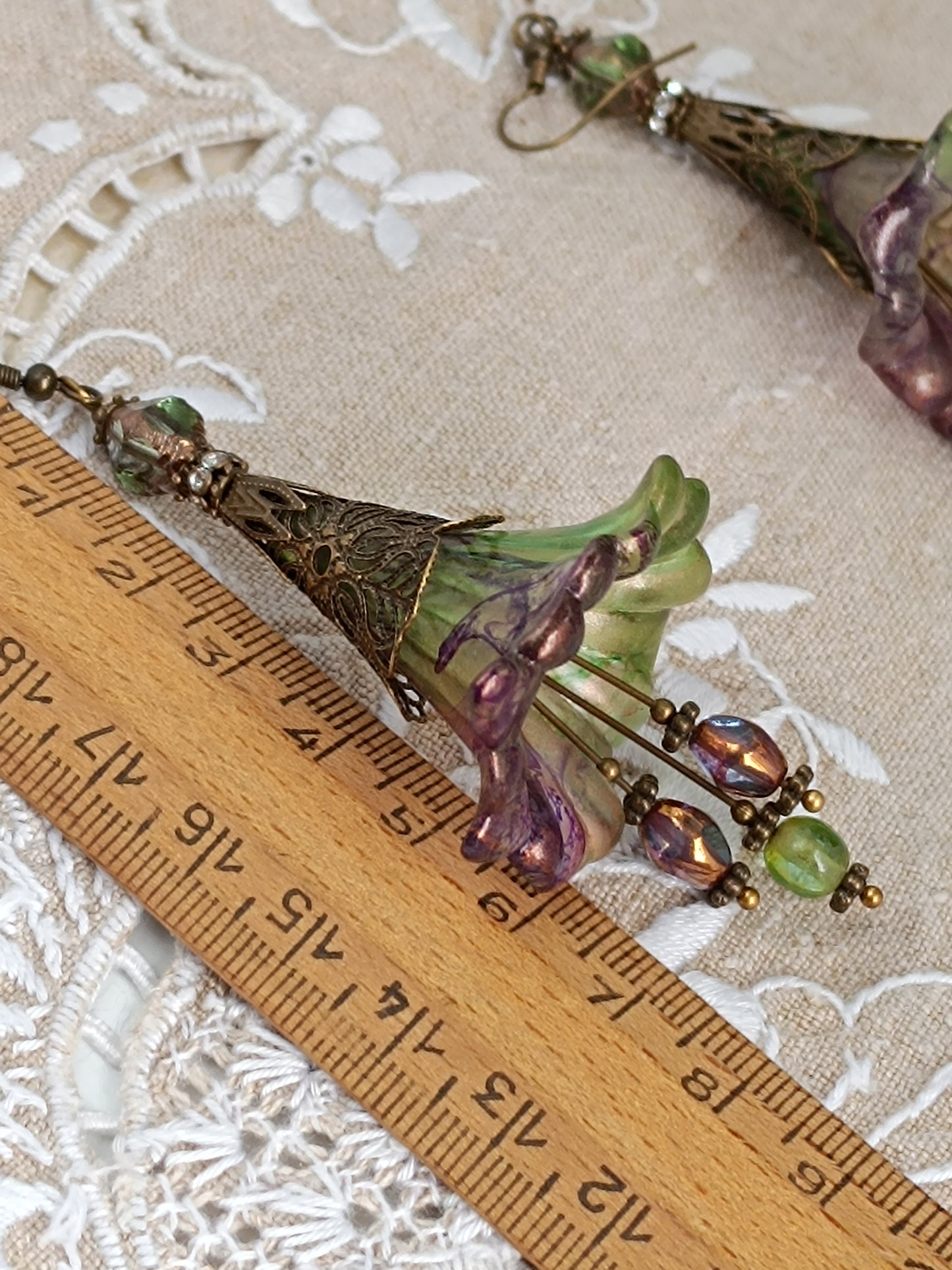 Boucles d'Oreilles Pendantes Féeriques Vertes et Violettes Fleurs Acrylique Perles Verre Tchèque XXL