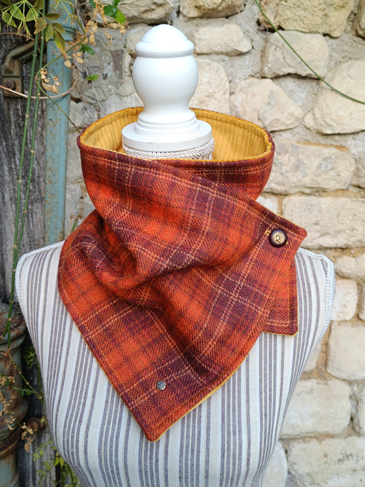 Tour de cou en laine tartan orange et rouille, velours curry et bouton cerf