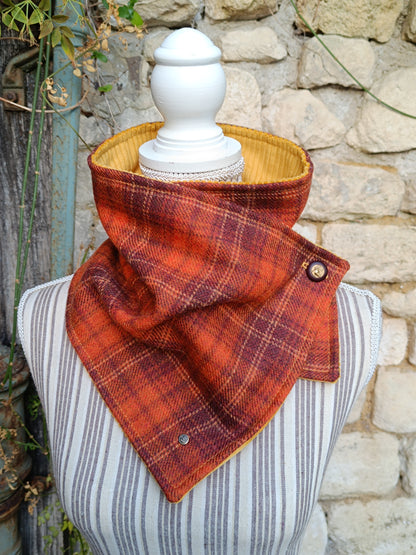 Tour de cou en laine tartan orange et rouille, velours curry et bouton cerf