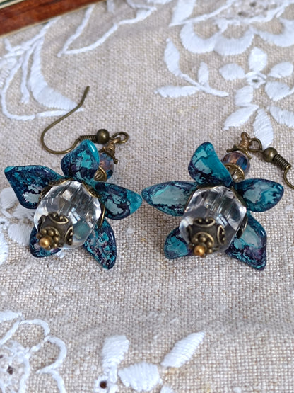 Boucles d'oreilles pendantes fleurs féeriques bleues et perles verre tchèques cristal