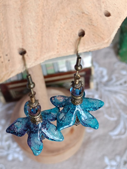 Boucles d'oreilles pendantes fleurs féeriques bleues et perles verre tchèques cristal