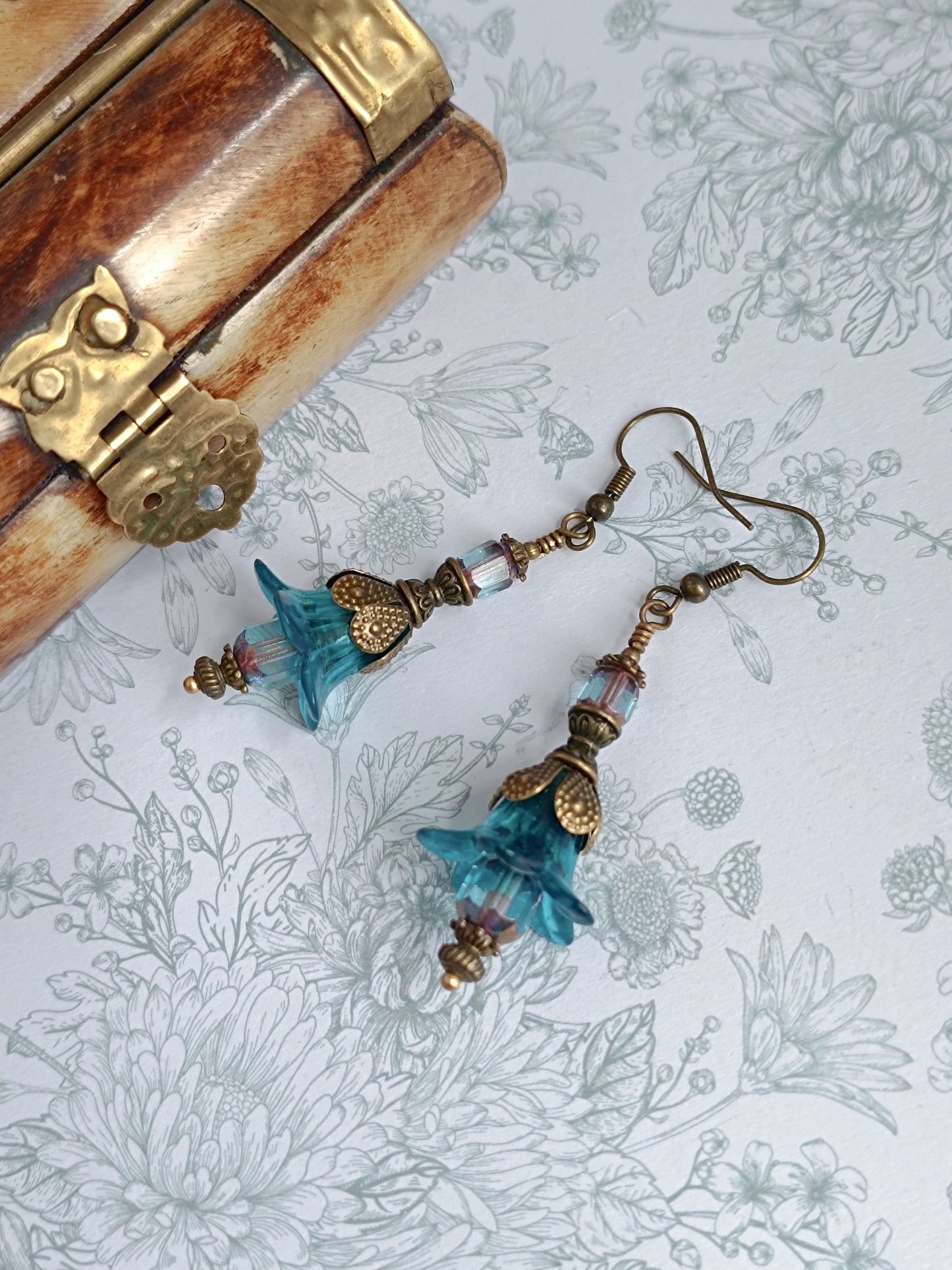 Parure Collier Boucles d'Oreilles Fleurs Féeriques Lucite Bleue Verre Tchèque Bronze Antique