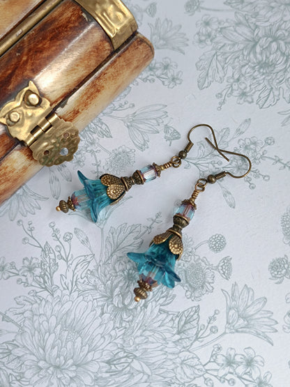Parure Collier Boucles d'Oreilles Fleurs Féeriques Lucite Bleue Verre Tchèque Bronze Antique