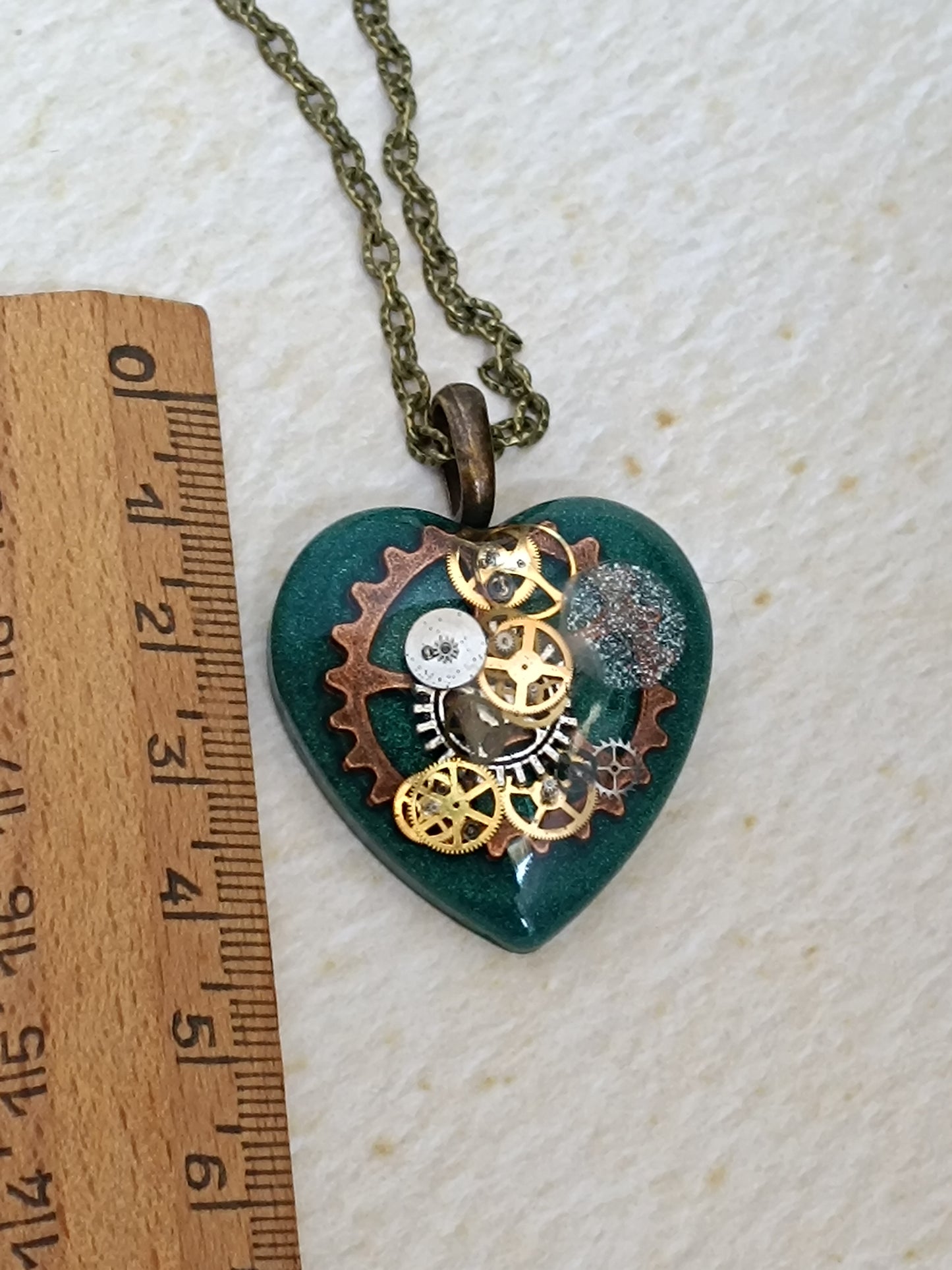 Pendentif Steampunk Cœur Engrenages Résine Époxy Vert Chaîne Bronze Artisanal