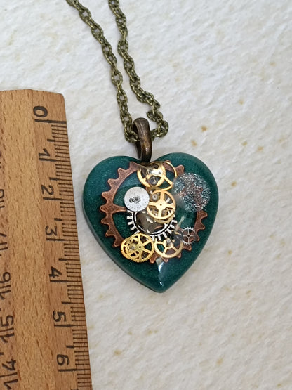 Pendentif Steampunk Cœur Engrenages Résine Époxy Vert Chaîne Bronze Artisanal