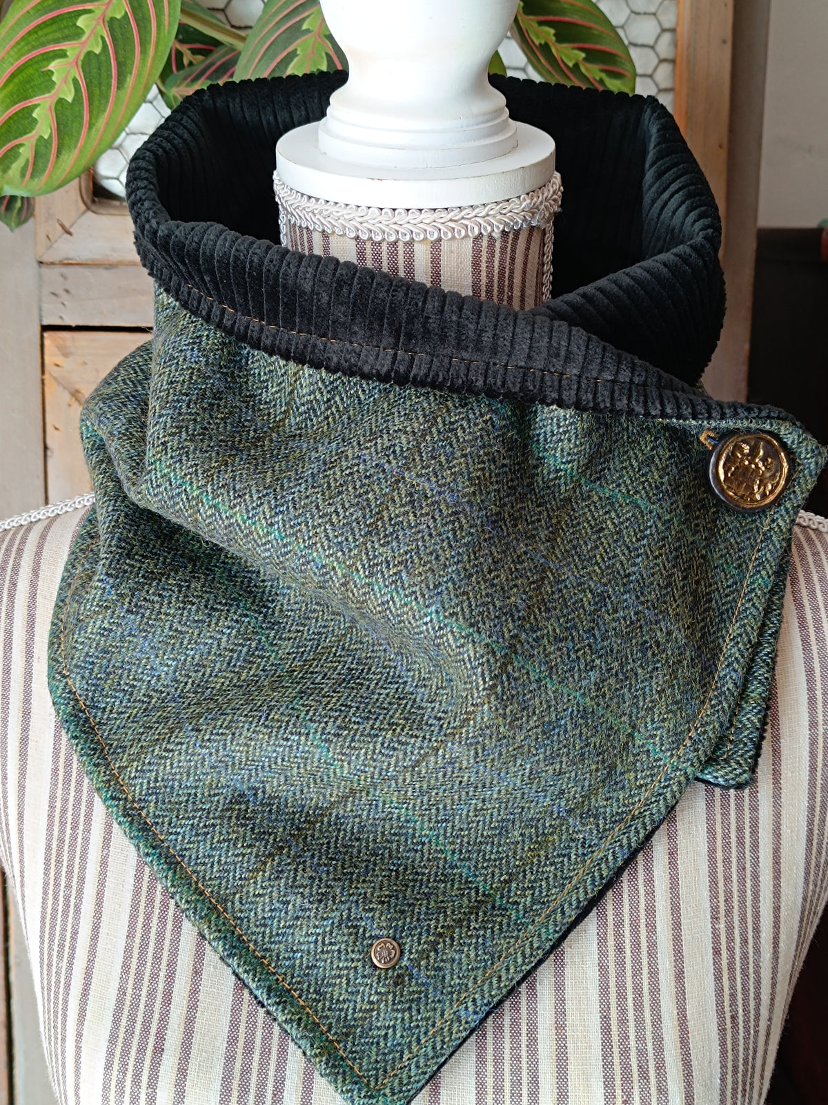 Tour de cou tweed celtique bleu vert doublé velours vert dark bouton blason héraldique vintage