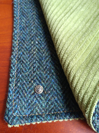 Tour de Cou en Tweed Celtique Doublé Velours – Style Affirmé et Esprit Rebelle bouton abeille